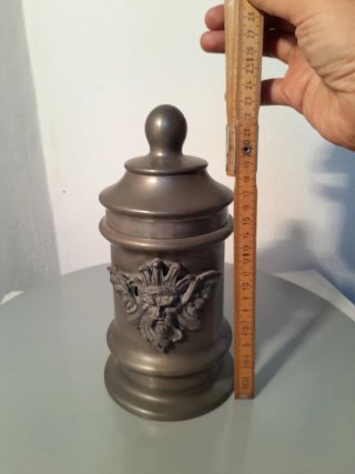 Vaso in peltro l'etrusca con coperchio e volto