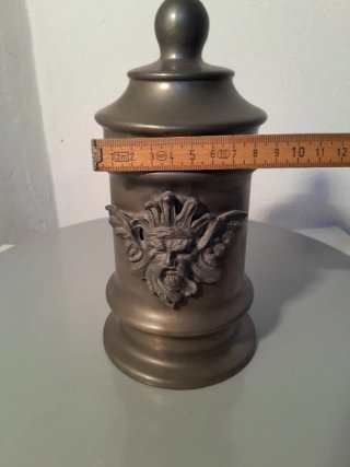 Vaso in peltro l'etrusca con coperchio e volto
