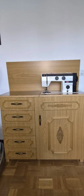 Maquina de coser con mueble de madera con cajones