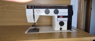 Maquina de coser con mueble de madera con cajones