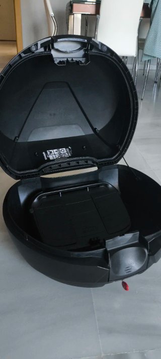 Maleta Moto 39L con respaldo. Color negro.