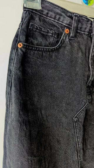 Falda midi denim negro lavado.