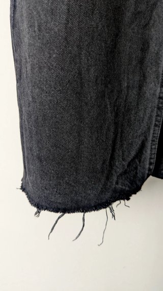 Falda midi denim negro lavado.