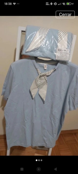 Blusa elegante azul con pañuelo