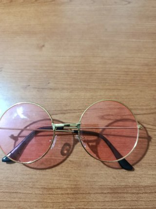 Gafas de sol redondas doradas y rosas