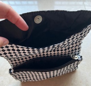 Monedero estampado damero blanco y negro