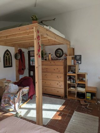 Cama de madera maciza de pino muy robusta