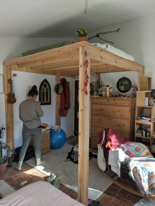 Cama de madera maciza de pino muy robusta