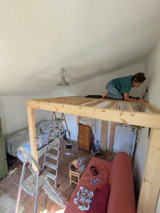 Cama de madera maciza de pino muy robusta