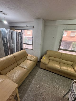 Conjunto 2 sofás de piel beige