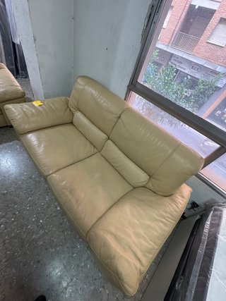 Conjunto 2 sofás de piel beige