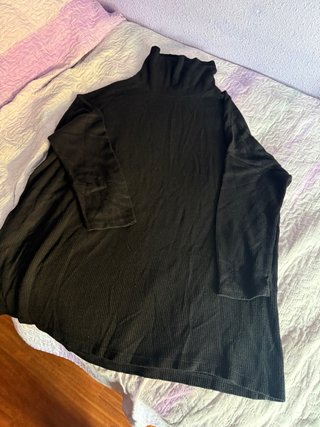 Jersey negro cuello alto