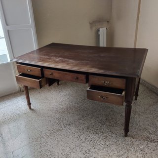 Mesa de despacho de madera