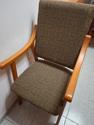 Sillón de tela y madera