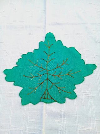 Coppia centrini vintage forma di foglia