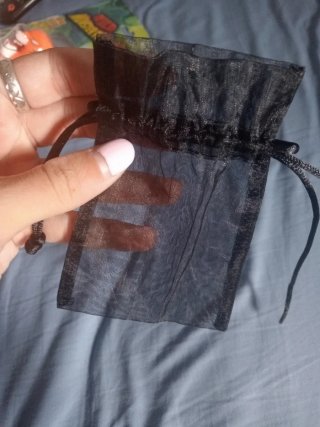 Pulsera dorada con corazones