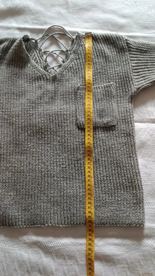 Jersey gris con bolsillo y espalda cruzada