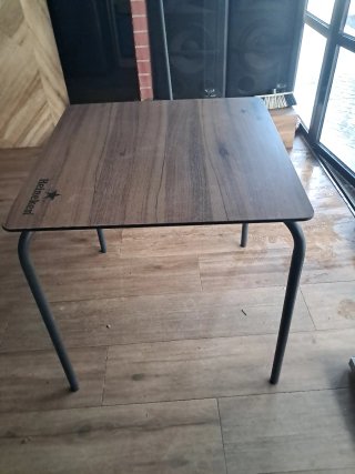 Sei tavoli Heineken in legno e metallo