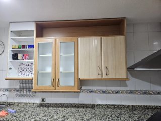 Muebles de cocina beige y marrón