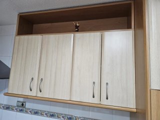 Muebles de cocina beige y marrón