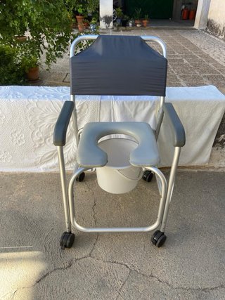 Silla geriátrica con ruedas para WC y ducha.