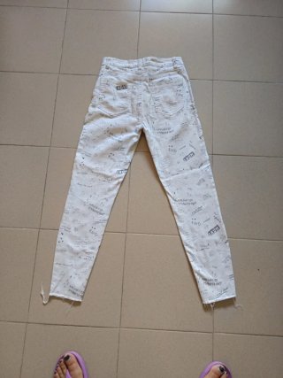 Pantalones vaqueros blancos con estampado de letra