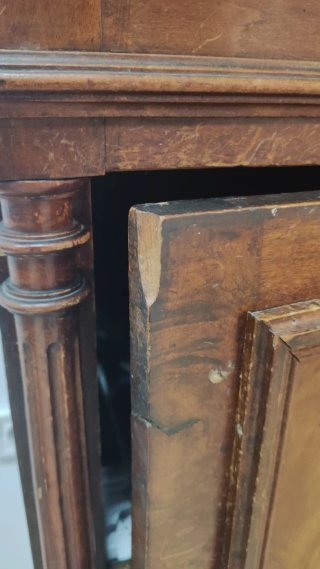 Cómoda de madera antigua