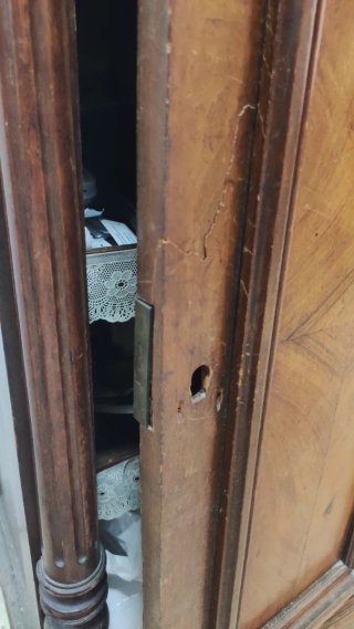 Cómoda de madera antigua