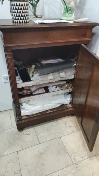 Cómoda de madera antigua