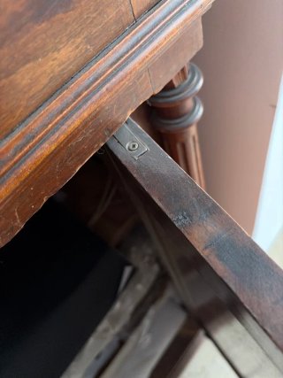 Cómoda de madera antigua