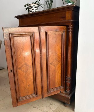 Cómoda de madera antigua