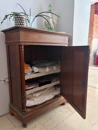 Cómoda de madera antigua