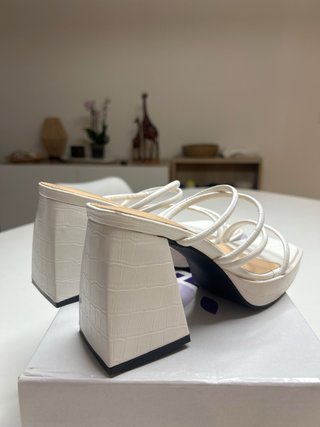 Tacones blancos con tiras y efecto piel