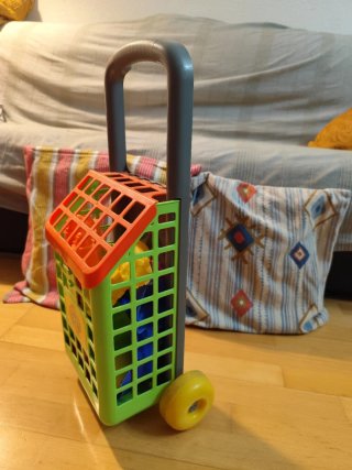 Juguetes de playa con carrito.