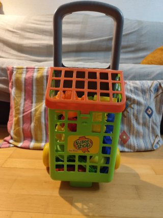 Juguetes de playa con carrito.