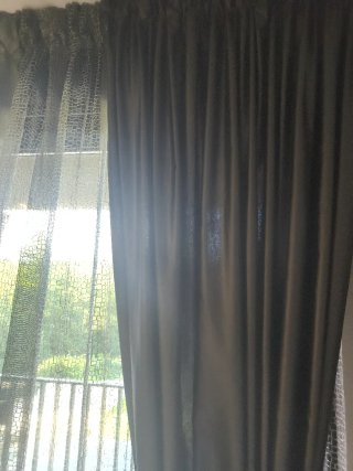 Cortinas grises y transparentes