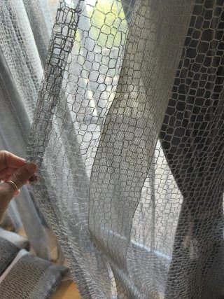 Cortinas grises y transparentes