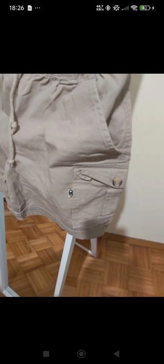 Pantalón corto cargo beige