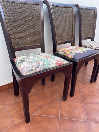 Juego de 6 sillas de comedor. 2 de cada tapizado