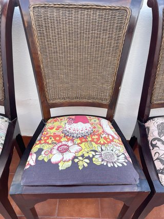 Juego de 6 sillas de comedor. 2 de cada tapizado