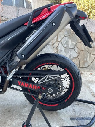 Yamaha Supermotard Roja