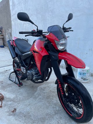 Yamaha Supermotard Roja