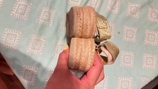 Sandalias Bimba y Lola doradas cuña plana 41