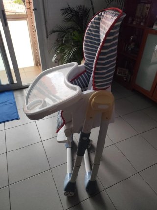 Trona de bebé a rayas