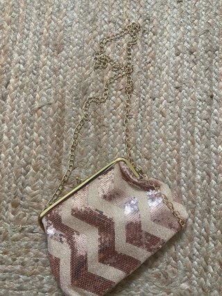 Bolso de mano rosa y dorado con lentejuelas