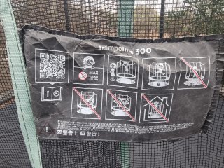 Cama elástica con red de seguridad.