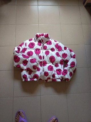 Cazadora anorak con estampado de caritas
