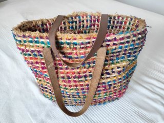 Bolso tejido multicolor con asas de cuero