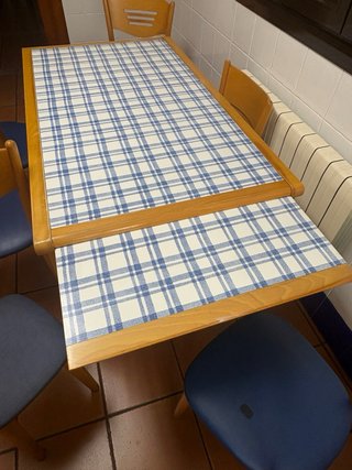 Mesa de cocina, 4 sillas y 2 taburetes madera haya