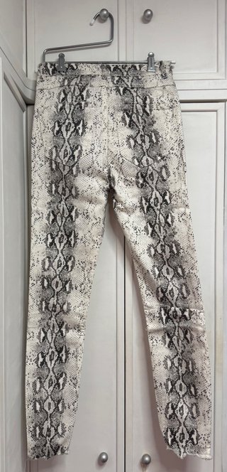 Pantalón Zara estampado serpiente